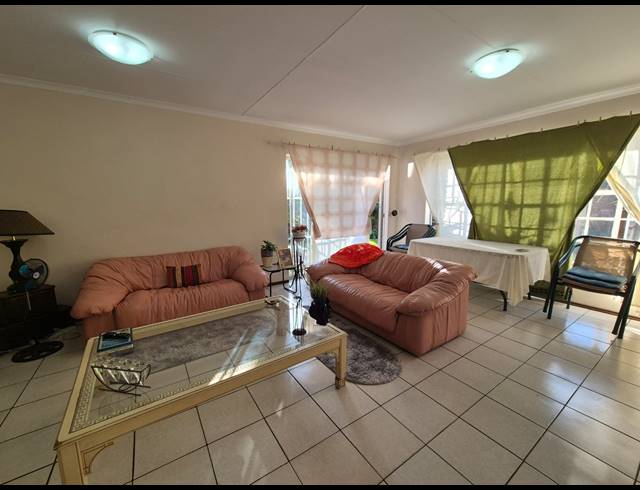 3 BEDROOM TOWNHOUSE FOR SALE IN VANDERBIJLPARK SE 3